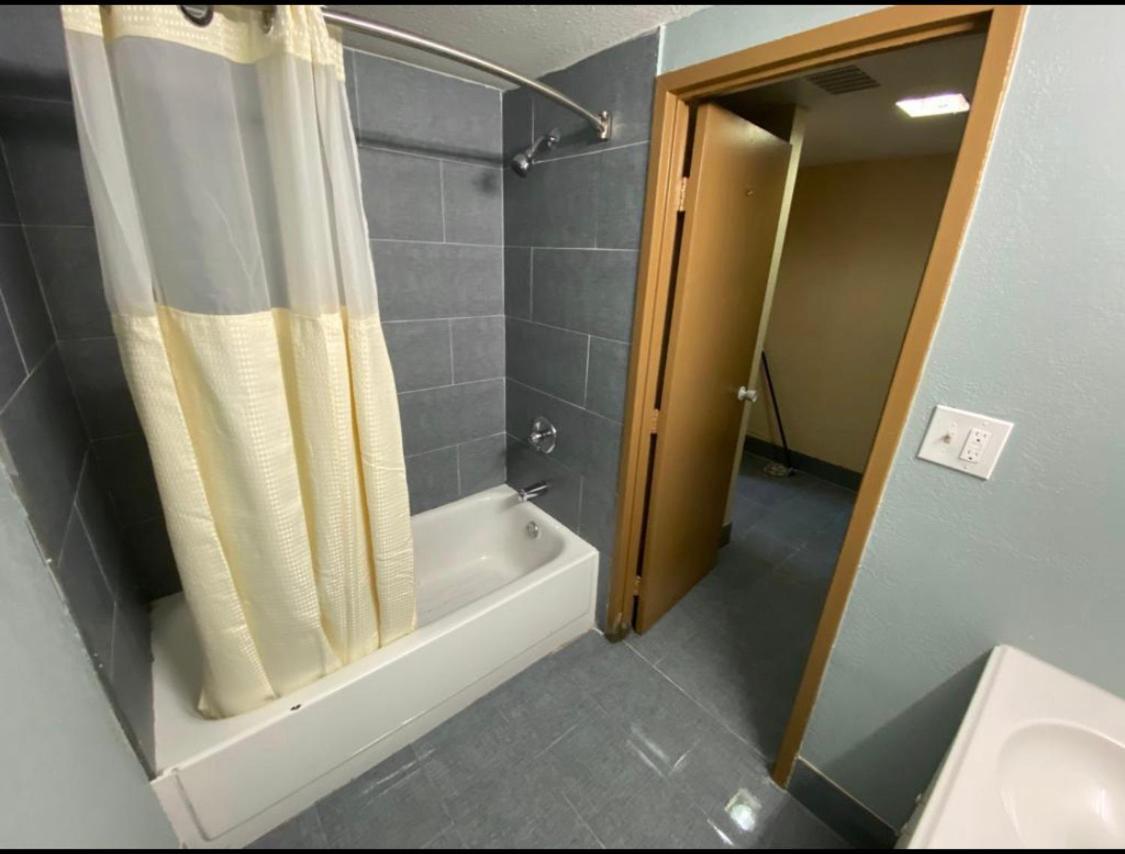 Economy Inn North Randall Екстериор снимка