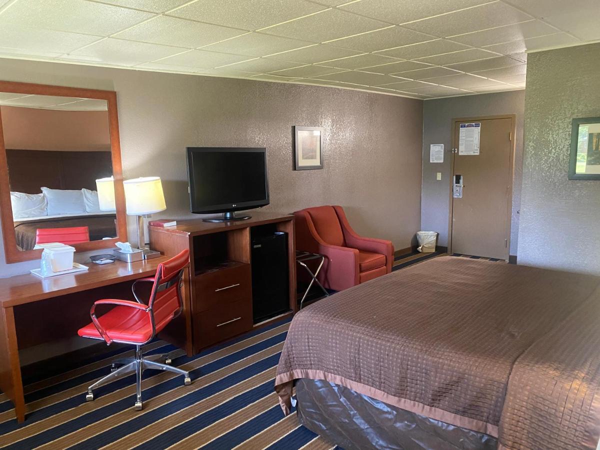 Economy Inn North Randall Екстериор снимка