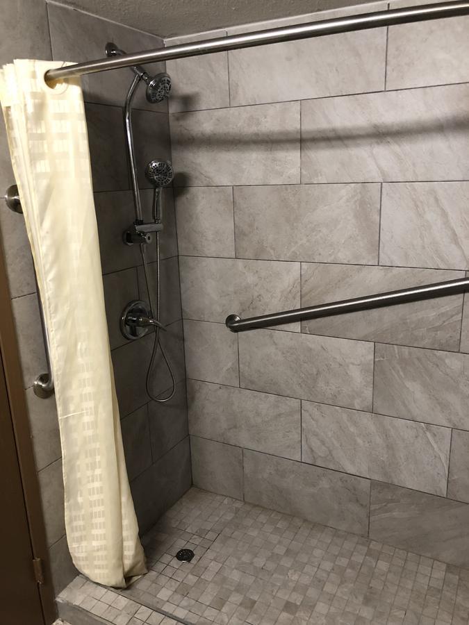 Economy Inn North Randall Екстериор снимка